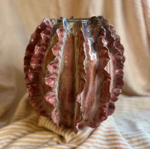 Håndlaget stor vase med skulpturelle rifler og rosa-lilla glasur av Caroline Sagafos.