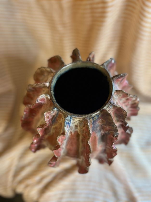 Håndlaget stor vase med skulpturelle rifler og rosa-lilla glasur av Caroline Sagafos.