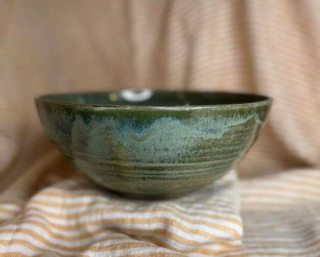 Håndlaget grønn-blå serveringsbolle i keramikk laget av Caroline Sagafos.