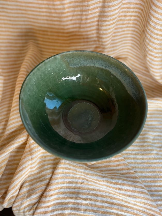 Håndlaget grønn-blå serveringsbolle i keramikk laget av Caroline Sagafos.