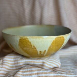 Håndlaget gyllen serveringsbolle i keramikk laget av Caroline Sagafos.