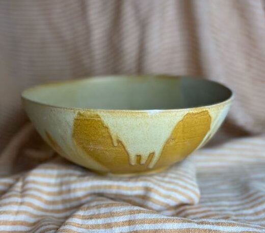 Håndlaget gyllen serveringsbolle i keramikk laget av Caroline Sagafos.