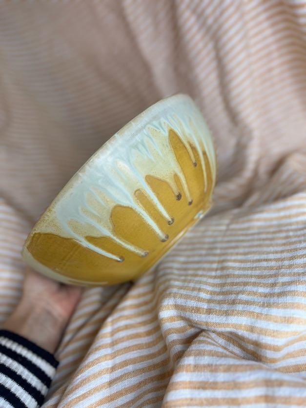 Håndlaget gyllen serveringsbolle i keramikk laget av Caroline Sagafos.