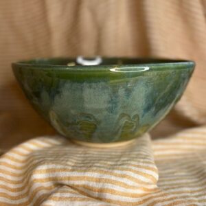 Håndlaget grønn serveringsbolle i keramikk laget av Caroline Sagafos.
