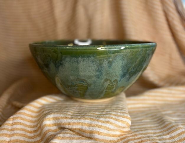 Håndlaget grønn serveringsbolle i keramikk laget av Caroline Sagafos.