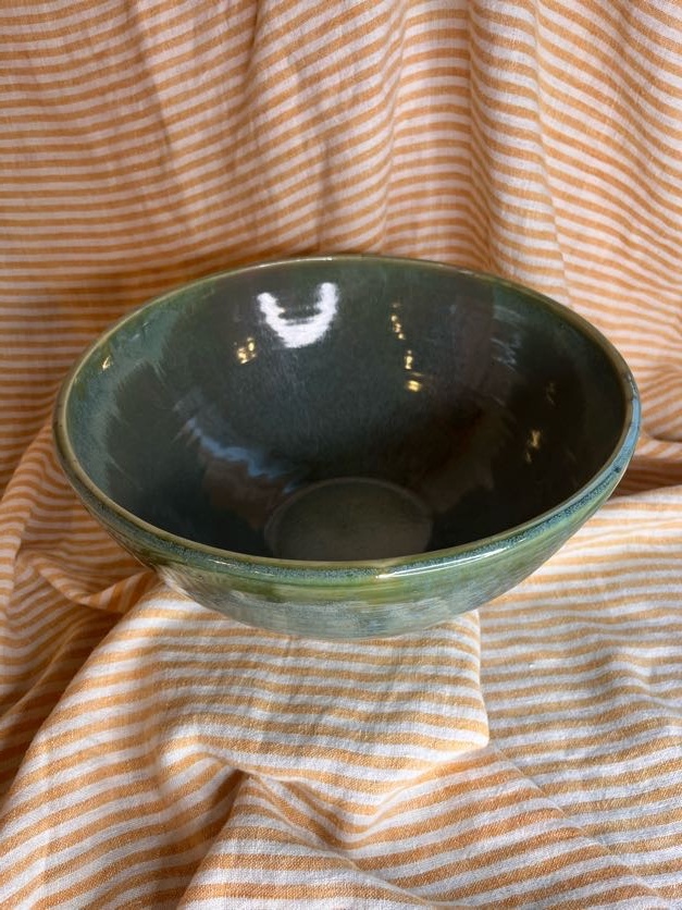 Håndlaget grønn serveringsbolle i keramikk laget av Caroline Sagafos.