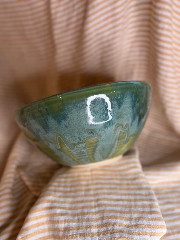 Håndlaget grønn serveringsbolle i keramikk laget av Caroline Sagafos.