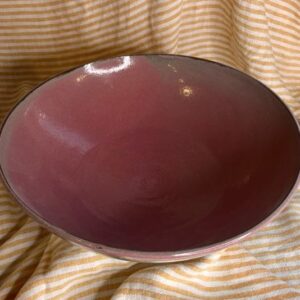 Håndlaget serveringsbolle i rosafarget glasur laget av Caroline Sagafos.