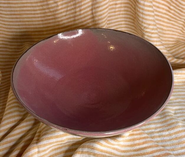 Håndlaget serveringsbolle i rosafarget glasur laget av Caroline Sagafos.