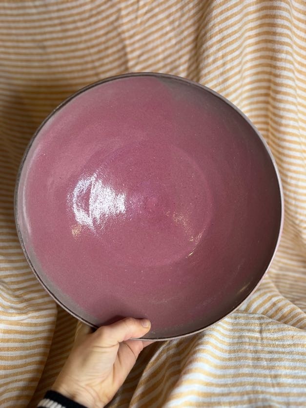 Håndlaget serveringsbolle i rosafarget glasur laget av Caroline Sagafos.