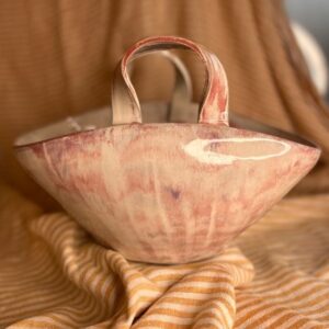 Håndlaget veske-vase i beige og rødrosa glasur laget av Caroline Sagafos.