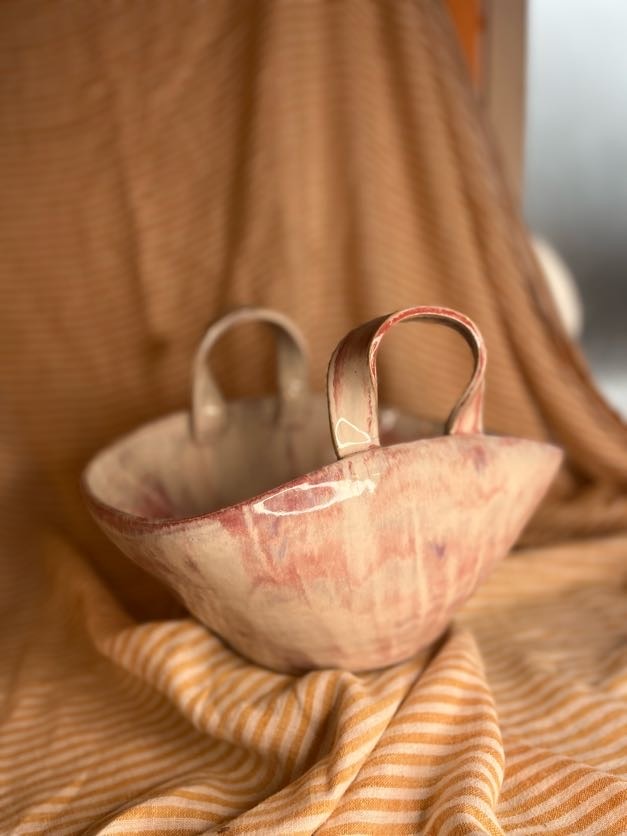 Håndlaget veske-vase i beige og rødrosa glasur laget av Caroline Sagafos.