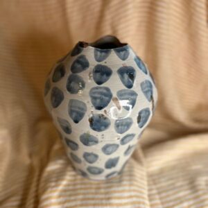 Håndlaget hvit keramikkvase med blå dråpedekor, formet og dekorert av Caroline Sagafos på Bekkelund Gård & Keramikk.