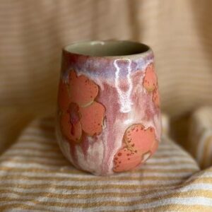 Håndlaget blomsterkopp i rosa glasur med rosa-blomster, laget av Caroline Sagafos.