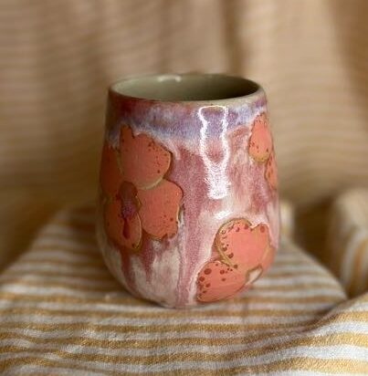 Håndlaget blomsterkopp i rosa glasur med rosa-blomster, laget av Caroline Sagafos.