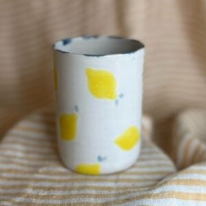 Håndlaget lattekopp i keramikk med sitronmotiv og blå detaljer, laget av Caroline Sagafos.