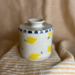 Håndlaget keramikk smørklokke med sitronmotiv og blå prikker på lokket, laget av Caroline Sagafos.