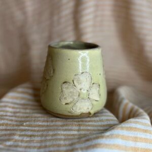 Håndlaget blomsterkopp i gul glasur – keramikk av Caroline Sagafos