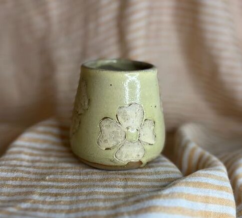 Håndlaget blomsterkopp i gul glasur – keramikk av Caroline Sagafos