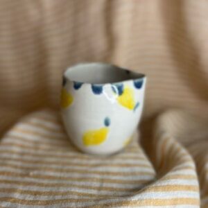 Liten håndlaget fløtemugge i keramikk med hvit glasur og håndmalte sitroner, laget av Caroline Sagafos.