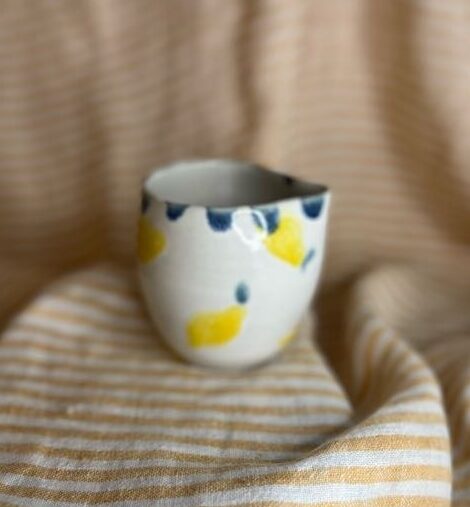 Liten håndlaget fløtemugge i keramikk med hvit glasur og håndmalte sitroner, laget av Caroline Sagafos.