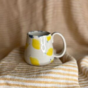 Håndlaget keramikk-kaffekopp med hank og håndmalte sitroner, laget av Caroline Sagafos.