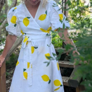 Omslagskjole i lin med håndtrykket sitronmønster og knyting i livet.