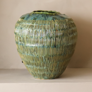 Håndlaget kunstvase med rillet struktur og glasur i grønne og turkise toner.