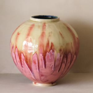 Håndlaget kunstvase med rosa og kremhvit glasur og organisk glasurflyt.