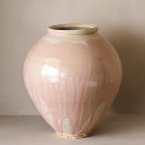 Håndlaget kunstvase med myk rosa glasur og organiske glasurdetaljer.