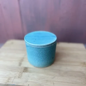 Håndlaget smørklokke i turkis matt glasur med todelt keramisk design.