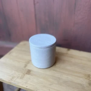 Håndlaget smørklokke i lys matt glasur med minimalistisk design og lokk.