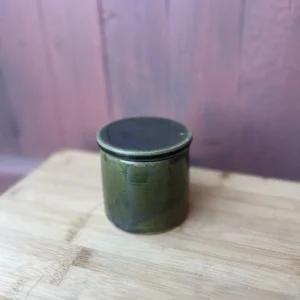 Håndlaget smørklokke i mørk grønn glasur med lokk og minimalistisk design.