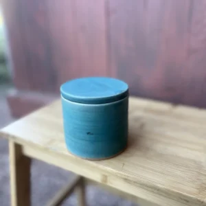 Håndlaget smørklokke i matt blå glasur med lokk og minimalistisk form.
