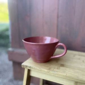 Håndlaget tekopp med varm burgunder glasur og minimalistisk design.